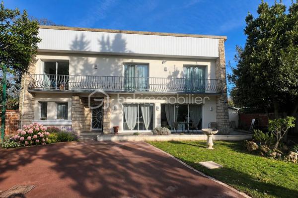 Maison contemporaine haut de gamme avec terrain constructible d'environ 1100 m²

A seulement 15/20 minutes à pied de la gare de Sainte-Geneviève-des-Bois (RER C), découvrez cette superbe maison contemporaine à toit plat, aux prestations haut de gamme et sans aucun travaux à prévoir.

Édifiée sur un magnifique terrain arboré et constructible d'environ 1100 m², cette propriété développe de très beaux volumes sur deux niveaux (rez-de-chaussée + étage) et offre un cadre de vie rare, alliant confort, modernité et potentiel d’évolution.

La maison se compose notamment :

* d’une vaste pièce de vie lumineuse,
* d’une cuisine moderne parfaitement équipée,
* de 4 chambres spacieuses,
* de 2 salles d’eau et 1 salle de bains, 5 wc
* ainsi que de nombreux espaces de rangement.

Les prestations sont de grande qualité : matériaux soignés, finitions impeccables, bonne performance énergétique, aucun travaux à prévoir.

Le terrain, avec arrosage intégré, est entièrement exploitable et constructible, donc représente une véritable opportunité pour :

* un entrepreneur souhaitant allier habitation et activité professionnelle,
* un projet familial,
* ou encore une division parcellaire / projet immobilier.