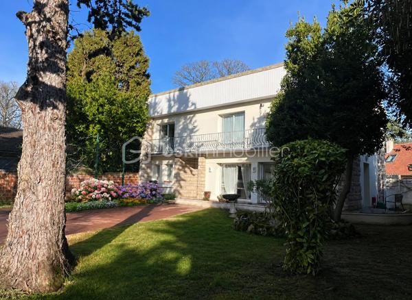 Maison contemporaine haut de gamme avec terrain constructible d'environ 1100 m²

A seulement 15/20 minutes à pied de la gare de Sainte-Geneviève-des-Bois (RER C), découvrez cette superbe maison contemporaine à toit plat, aux prestations haut de gamme et sans aucun travaux à prévoir.

Édifiée sur un magnifique terrain arboré et constructible d'environ 1100 m², cette propriété développe de très beaux volumes sur deux niveaux (rez-de-chaussée + étage) et offre un cadre de vie rare, alliant confort, modernité et potentiel d’évolution.

La maison se compose notamment :

* d’une vaste pièce de vie lumineuse,
* d’une cuisine moderne parfaitement équipée,
* de 4 chambres spacieuses,
* de 2 salles d’eau et 1 salle de bains, 5 wc
* ainsi que de nombreux espaces de rangement.

Les prestations sont de grande qualité : matériaux soignés, finitions impeccables, bonne performance énergétique, aucun travaux à prévoir.

Le terrain, avec arrosage intégré, est entièrement exploitable et constructible, donc représente une véritable opportunité pour :

* un entrepreneur souhaitant allier habitation et activité professionnelle,
* un projet familial,
* ou encore une division parcellaire / projet immobilier.