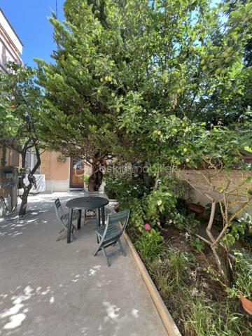 Venez découvrir ce cocon en plein cœur du quartier recherché du Plant, à moins de 5mn à pied des écoles, des transports et des commerces de proximité.
Une maison principale composée d'une entrée, d'un séjour, d'une cuisine donnant sur l'extérieur, d'une salle de bains et d'un WC indépendant. Puis à l'étage vous trouverez deux grandes chambres dont l'une possède sa salle d'eau et un balcon. 
Mais ce n'est pas tout, car à l'extérieur se situe une deuxième maison composée de deux pièces avec une salle d'eau et un WC, pouvant accueillir la famille ou les amis afin de partager d'agréables moments ensemble autour d'un barbecue par exemple.
A visiter sans attendre. Aucun travaux à prévoir, les chaudières ont été changées récemment. 
Taxe Foncière 2025 : 2163 euros.