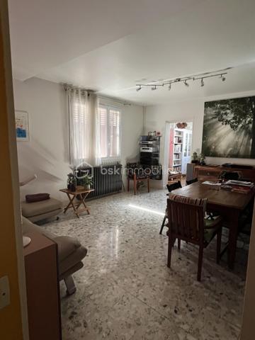 Venez découvrir ce cocon en plein cœur du quartier recherché du Plant, à moins de 5mn à pied des écoles, des transports et des commerces de proximité.
Une maison principale composée d'une entrée, d'un séjour, d'une cuisine donnant sur l'extérieur, d'une salle de bains et d'un WC indépendant. Puis à l'étage vous trouverez deux grandes chambres dont l'une possède sa salle d'eau et un balcon. 
Mais ce n'est pas tout, car à l'extérieur se situe une deuxième maison composée de deux pièces avec une salle d'eau et un WC, pouvant accueillir la famille ou les amis afin de partager d'agréables moments ensemble autour d'un barbecue par exemple.
A visiter sans attendre. Aucun travaux à prévoir, les chaudières ont été changées récemment. 
Taxe Foncière 2025 : 2163 euros.