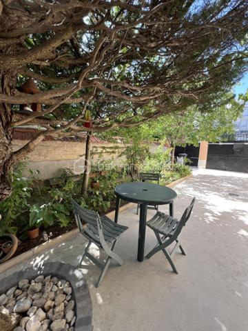 Venez découvrir ce cocon en plein cœur du quartier recherché du Plant, à moins de 5mn à pied des écoles, des transports et des commerces de proximité.
Une maison principale composée d'une entrée, d'un séjour, d'une cuisine donnant sur l'extérieur, d'une salle de bains et d'un WC indépendant. Puis à l'étage vous trouverez deux grandes chambres dont l'une possède sa salle d'eau et un balcon. 
Mais ce n'est pas tout, car à l'extérieur se situe une deuxième maison composée de deux pièces avec une salle d'eau et un WC, pouvant accueillir la famille ou les amis afin de partager d'agréables moments ensemble autour d'un barbecue par exemple.
A visiter sans attendre. Aucun travaux à prévoir, les chaudières ont été changées récemment. 
Taxe Foncière 2025 : 2163 euros.