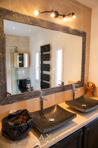 TRETS - ENSEMBLE IMMOBILIER - T8 - PISCINE - POOL HOUSE - GARAGE - VUE SAINTE VICTOIRE - 985 000 