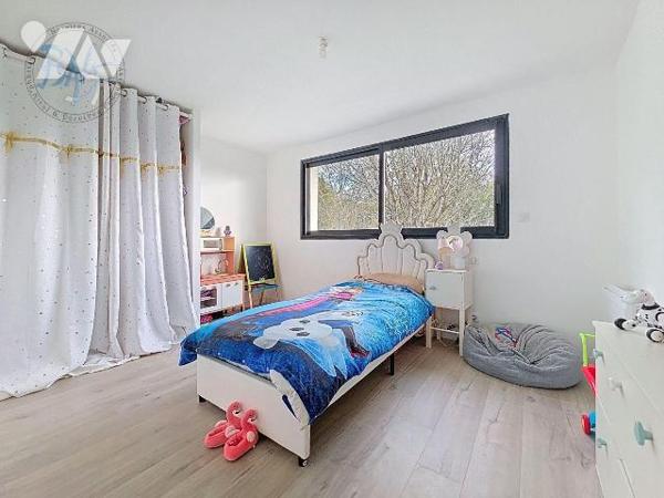 Construite en 2023 avec une attention particulière portée à la qualité et au confort, cette mai...