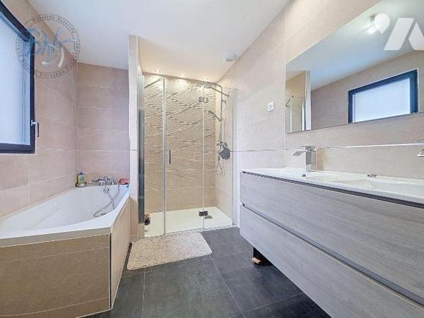 Construite en 2023 avec une attention particulière portée à la qualité et au confort, cette mai...