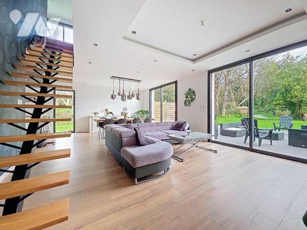 Construite en 2023 avec une attention particulière portée à la qualité et au confort, cette mai...