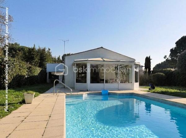Marché, port de plaisance, tous commerces et services, école, collège, loisirs et sports, à quelques minutes de la Forêt de la Coubre et des Plages de la Cote Sauvage!
Devenez propriétaires dès cet été de ce plain-pied de 134 m² offrant notamment une grande pièce de vie traversante avec plafond cathédrale, cuisine ouverte et véranda pour une surface totale de 70 m², trois chambres lumineuses avec placard, une salle d'eau avec meuble double vasque et douche XXL, et un grand garage de 25 m².
La véranda prolonge la partie salle à manger/salon et offre une vue agréable sur le jardin clos et arboré et la piscine.
Pour votre confort: climatisation réversible dans la pièce de vie et la véranda, nombreux placards, cellier/buanderie.
A l'extérieur un grand cabanon et un appentis complètent l'ensemble.