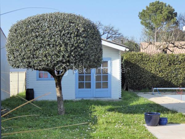 Marché, port de plaisance, tous commerces et services, école, collège, loisirs et sports, à quelques minutes de la Forêt de la Coubre et des Plages de la Cote Sauvage!
Devenez propriétaires dès cet été de ce plain-pied de 134 m² offrant notamment une grande pièce de vie traversante avec plafond cathédrale, cuisine ouverte et véranda pour une surface totale de 70 m², trois chambres lumineuses avec placard, une salle d'eau avec meuble double vasque et douche XXL, et un grand garage de 25 m².
La véranda prolonge la partie salle à manger/salon et offre une vue agréable sur le jardin clos et arboré et la piscine.
Pour votre confort: climatisation réversible dans la pièce de vie et la véranda, nombreux placards, cellier/buanderie.
A l'extérieur un grand cabanon et un appentis complètent l'ensemble.