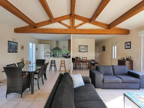 Marché, port de plaisance, tous commerces et services, école, collège, loisirs et sports, à quelques minutes de la Forêt de la Coubre et des Plages de la Cote Sauvage!
Devenez propriétaires dès cet été de ce plain-pied de 134 m² offrant notamment une grande pièce de vie traversante avec plafond cathédrale, cuisine ouverte et véranda pour une surface totale de 70 m², trois chambres lumineuses avec placard, une salle d'eau avec meuble double vasque et douche XXL, et un grand garage de 25 m².
La véranda prolonge la partie salle à manger/salon et offre une vue agréable sur le jardin clos et arboré et la piscine.
Pour votre confort: climatisation réversible dans la pièce de vie et la véranda, nombreux placards, cellier/buanderie.
A l'extérieur un grand cabanon et un appentis complètent l'ensemble.