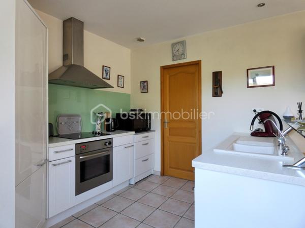 Marché, port de plaisance, tous commerces et services, école, collège, loisirs et sports, à quelques minutes de la Forêt de la Coubre et des Plages de la Cote Sauvage!
Devenez propriétaires dès cet été de ce plain-pied de 134 m² offrant notamment une grande pièce de vie traversante avec plafond cathédrale, cuisine ouverte et véranda pour une surface totale de 70 m², trois chambres lumineuses avec placard, une salle d'eau avec meuble double vasque et douche XXL, et un grand garage de 25 m².
La véranda prolonge la partie salle à manger/salon et offre une vue agréable sur le jardin clos et arboré et la piscine.
Pour votre confort: climatisation réversible dans la pièce de vie et la véranda, nombreux placards, cellier/buanderie.
A l'extérieur un grand cabanon et un appentis complètent l'ensemble.