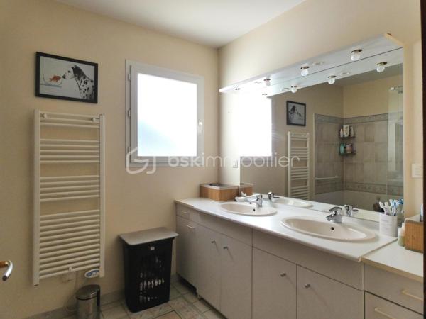 Marché, port de plaisance, tous commerces et services, école, collège, loisirs et sports, à quelques minutes de la Forêt de la Coubre et des Plages de la Cote Sauvage!
Devenez propriétaires dès cet été de ce plain-pied de 134 m² offrant notamment une grande pièce de vie traversante avec plafond cathédrale, cuisine ouverte et véranda pour une surface totale de 70 m², trois chambres lumineuses avec placard, une salle d'eau avec meuble double vasque et douche XXL, et un grand garage de 25 m².
La véranda prolonge la partie salle à manger/salon et offre une vue agréable sur le jardin clos et arboré et la piscine.
Pour votre confort: climatisation réversible dans la pièce de vie et la véranda, nombreux placards, cellier/buanderie.
A l'extérieur un grand cabanon et un appentis complètent l'ensemble.