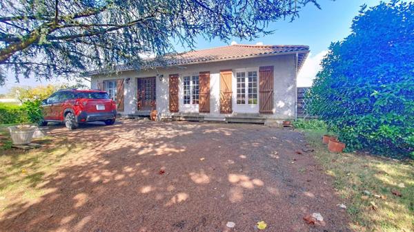 Pavillon idéalement située en cœur de ville sur une vaste parcelle