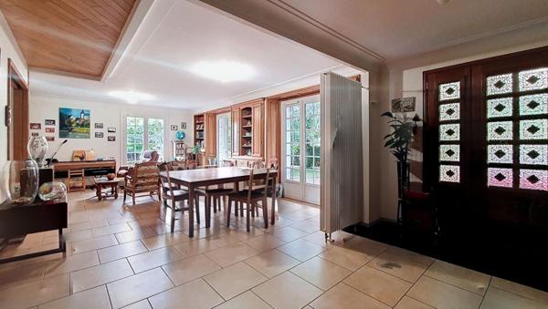 Pavillon idéalement située en cœur de ville sur une vaste parcelle