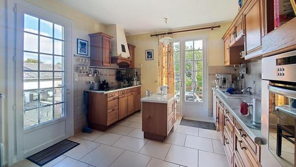 Pavillon idéalement située en cœur de ville sur une vaste parcelle