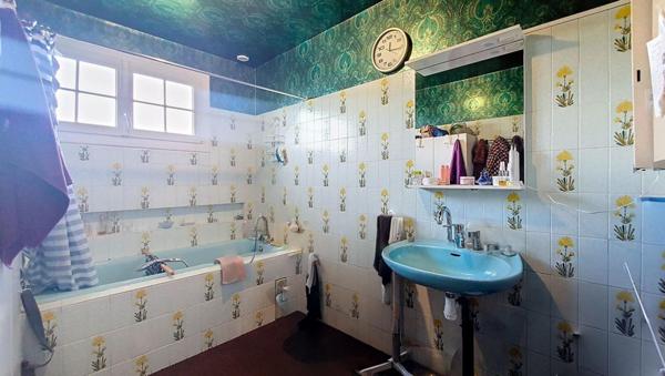 Pavillon idéalement située en cœur de ville sur une vaste parcelle