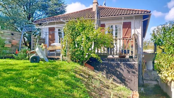 Pavillon idéalement située en cœur de ville sur une vaste parcelle