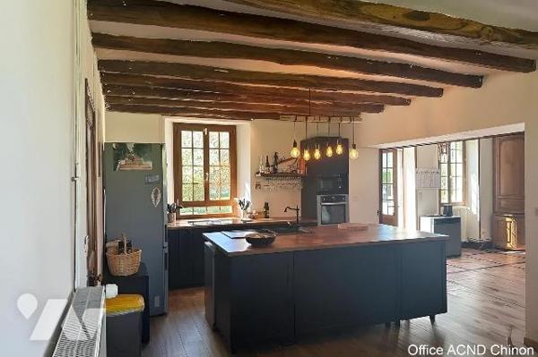 Plein centre de Beaumont en Veron au calme !
Unique,  découvrez cette proprieté  ancienne situ...