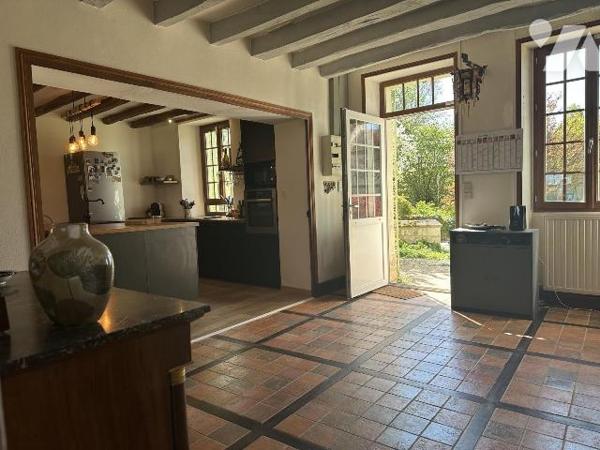 Plein centre de Beaumont en Veron au calme !
Unique,  découvrez cette proprieté  ancienne situ...