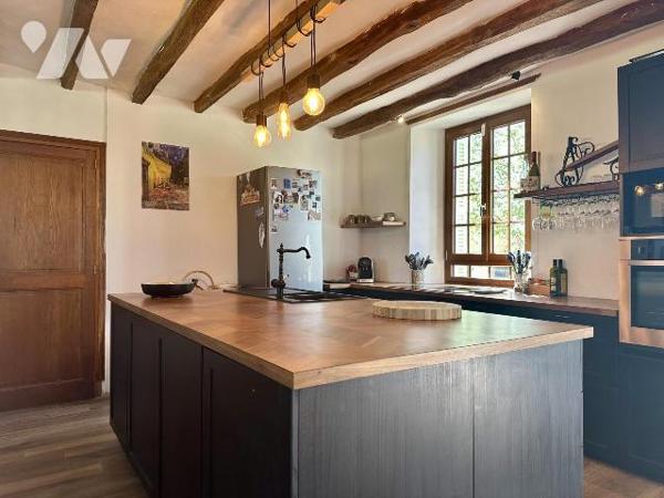 Plein centre de Beaumont en Veron au calme !
Unique,  découvrez cette proprieté  ancienne situ...