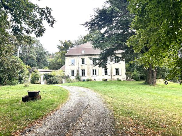 (1633 / 1000) ? :   Située aux portes de la Drome et de l’Ardèche sur la commune de Moras-en-Valloire à un quart d’heure de la sortie « Chanas » et seulement à une heure de Lyon, je vous invite à découvrir ce domaine d’exception.