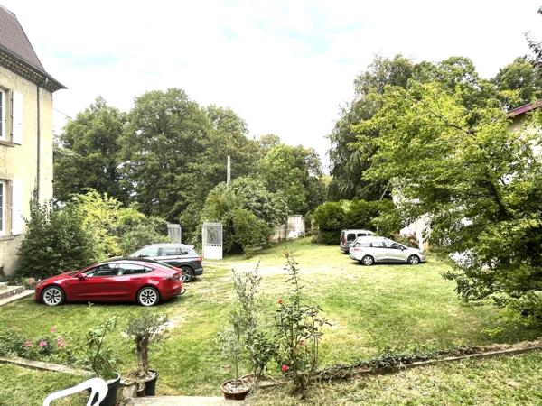 (1633 / 1000) ? :   Située aux portes de la Drome et de l’Ardèche sur la commune de Moras-en-Valloire à un quart d’heure de la sortie « Chanas » et seulement à une heure de Lyon, je vous invite à découvrir ce domaine d’exception.