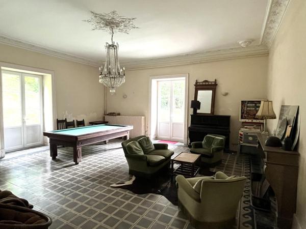 (1633 / 1000) ? :   Située aux portes de la Drome et de l’Ardèche sur la commune de Moras-en-Valloire à un quart d’heure de la sortie « Chanas » et seulement à une heure de Lyon, je vous invite à découvrir ce domaine d’exception.