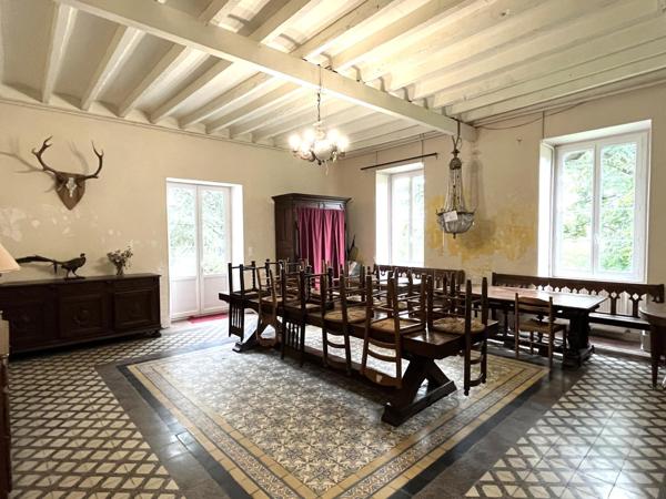 (1633 / 1000) ? :   Située aux portes de la Drome et de l’Ardèche sur la commune de Moras-en-Valloire à un quart d’heure de la sortie « Chanas » et seulement à une heure de Lyon, je vous invite à découvrir ce domaine d’exception.