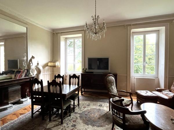 (1633 / 1000) ? :   Située aux portes de la Drome et de l’Ardèche sur la commune de Moras-en-Valloire à un quart d’heure de la sortie « Chanas » et seulement à une heure de Lyon, je vous invite à découvrir ce domaine d’exception.