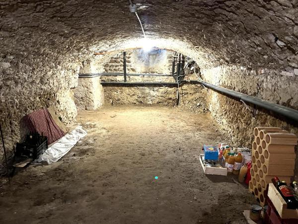(1633 / 1000) ? :   Située aux portes de la Drome et de l’Ardèche sur la commune de Moras-en-Valloire à un quart d’heure de la sortie « Chanas » et seulement à une heure de Lyon, je vous invite à découvrir ce domaine d’exception.