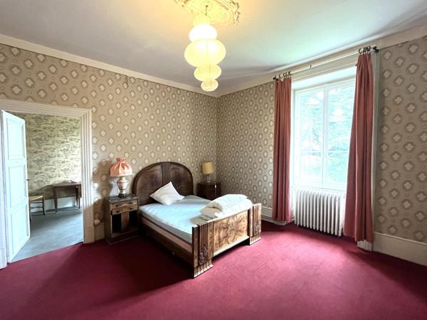 (1633 / 1000) ? :   Située aux portes de la Drome et de l’Ardèche sur la commune de Moras-en-Valloire à un quart d’heure de la sortie « Chanas » et seulement à une heure de Lyon, je vous invite à découvrir ce domaine d’exception.