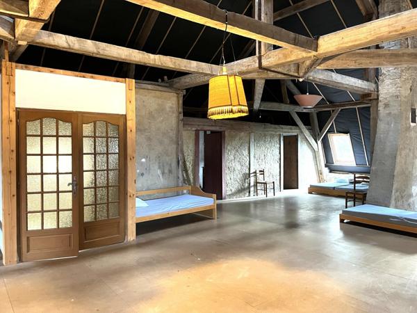 (1633 / 1000) ? :   Située aux portes de la Drome et de l’Ardèche sur la commune de Moras-en-Valloire à un quart d’heure de la sortie « Chanas » et seulement à une heure de Lyon, je vous invite à découvrir ce domaine d’exception.