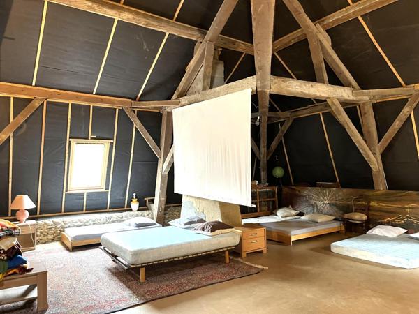 (1633 / 1000) ? :   Située aux portes de la Drome et de l’Ardèche sur la commune de Moras-en-Valloire à un quart d’heure de la sortie « Chanas » et seulement à une heure de Lyon, je vous invite à découvrir ce domaine d’exception.