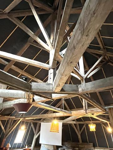 (1633 / 1000) ? :   Située aux portes de la Drome et de l’Ardèche sur la commune de Moras-en-Valloire à un quart d’heure de la sortie « Chanas » et seulement à une heure de Lyon, je vous invite à découvrir ce domaine d’exception.