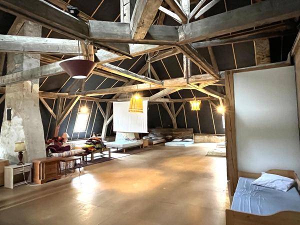 (1633 / 1000) ? :   Située aux portes de la Drome et de l’Ardèche sur la commune de Moras-en-Valloire à un quart d’heure de la sortie « Chanas » et seulement à une heure de Lyon, je vous invite à découvrir ce domaine d’exception.