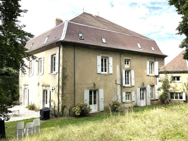 (1633 / 1000) ? :   Située aux portes de la Drome et de l’Ardèche sur la commune de Moras-en-Valloire à un quart d’heure de la sortie « Chanas » et seulement à une heure de Lyon, je vous invite à découvrir ce domaine d’exception.
