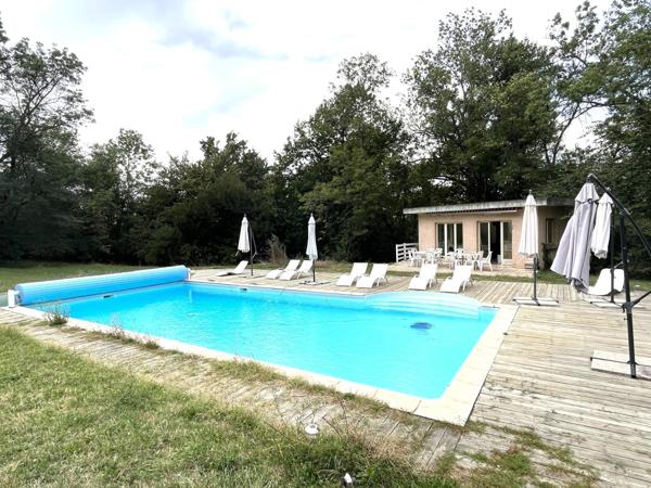 (1633 / 1000) ? :   Située aux portes de la Drome et de l’Ardèche sur la commune de Moras-en-Valloire à un quart d’heure de la sortie « Chanas » et seulement à une heure de Lyon, je vous invite à découvrir ce domaine d’exception.