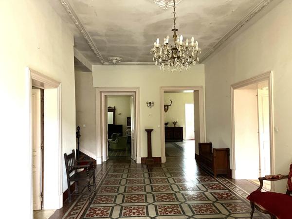 (1633 / 1000) ? :   Située aux portes de la Drome et de l’Ardèche sur la commune de Moras-en-Valloire à un quart d’heure de la sortie « Chanas » et seulement à une heure de Lyon, je vous invite à découvrir ce domaine d’exception.