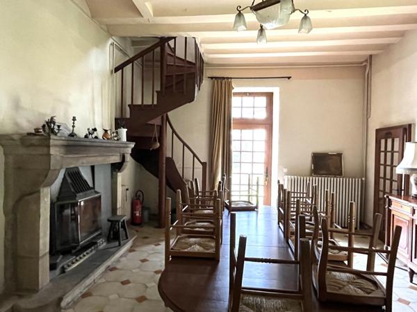 (1633 / 1000) ? :   Située aux portes de la Drome et de l’Ardèche sur la commune de Moras-en-Valloire à un quart d’heure de la sortie « Chanas » et seulement à une heure de Lyon, je vous invite à découvrir ce domaine d’exception.