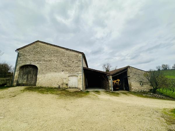 Vignoble AOC Bordeaux avec ferme rénovée et potentiel d'expansion