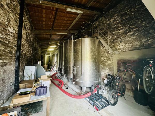 Vignoble AOC Bordeaux avec ferme rénovée et potentiel d'expansion