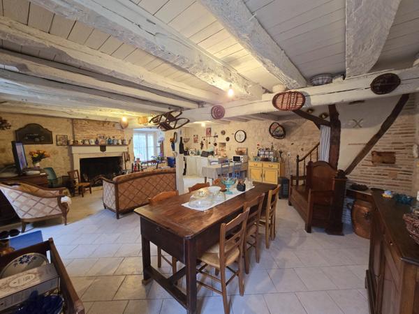 Belle maison de village en pierre avec propriété indépendante d'une chambre