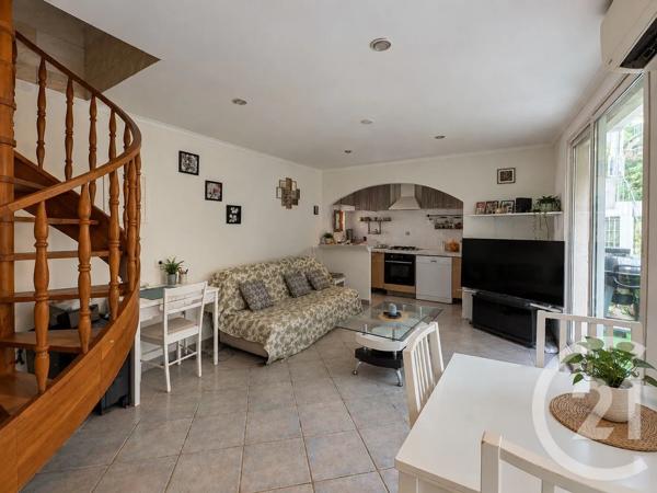 Maison à vendre  10 pièces - 245 m 2   COGOLIN  - 83