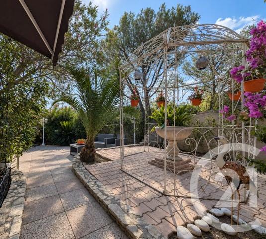 Maison à vendre  10 pièces - 245 m 2   COGOLIN  - 83