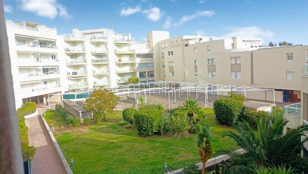 Cavalaire-sur-Mer (83240) Très beau T2 de 39 m² à 4 mn à pied de la plage Grande terrasse de 19 m², au calme + Box privé.. dans Belle ré