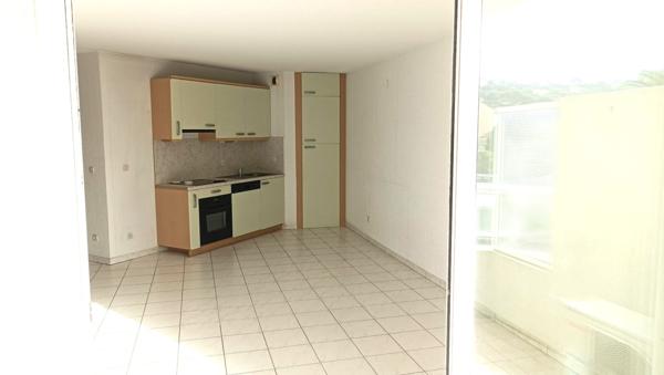 Cavalaire-sur-Mer (83240) Très beau T2 de 39 m² à 4 mn à pied de la plage Grande terrasse de 19 m², au calme + Box privé.. dans Belle ré