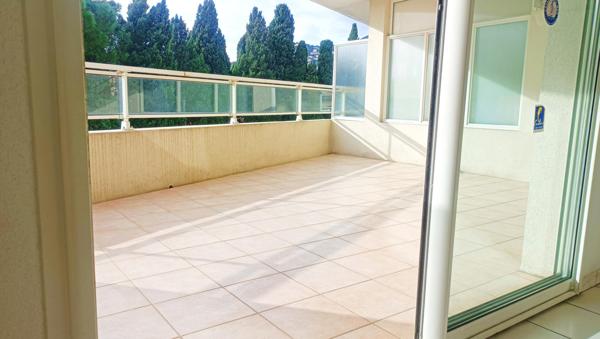 Cavalaire-sur-Mer (83240) Très beau T2 de 39 m² à 4 mn à pied de la plage Grande terrasse de 19 m², au calme + Box privé.. dans Belle ré