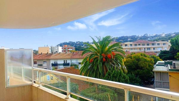 Cavalaire-sur-Mer (83240) Très beau T2 de 39 m² à 4 mn à pied de la plage Grande terrasse de 19 m², au calme + Box privé.. dans Belle ré
