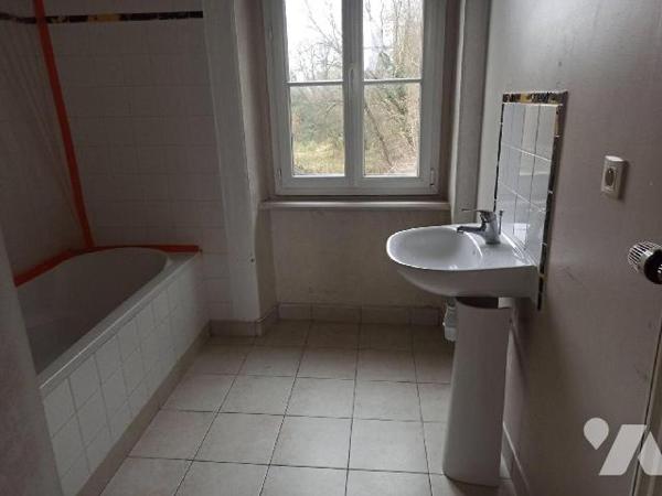 Cadre exceptionnel pour des constructions en pierres qui le sont tout autant.
Potentiel à desti...