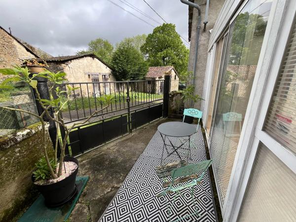 Maison atypique dans un hameau au calme proche de commodités