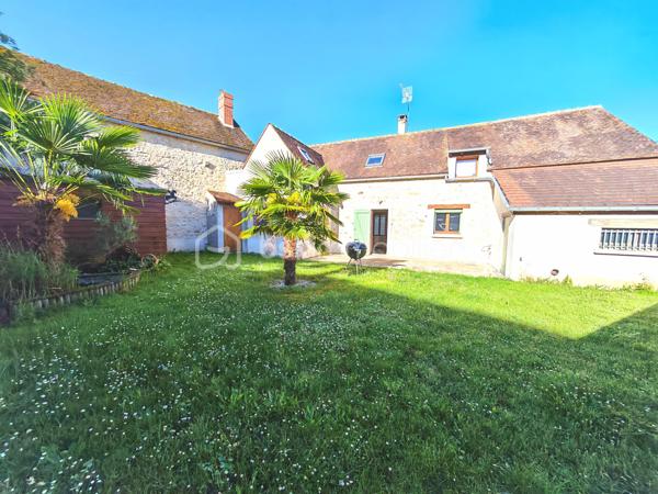 Maison à découvrir à Villmaréchal, dans un environnement calme et paisible. Située à seulement 15 minutes de Moret Loing et Orvanne, cette maison offre un cadre de vie agréable et serein.
Aucun travaux à prévoir, édifiée sur un terrain clos sans vis-à-vis de 300m2, vous n’avez plus qu’à poser vos valises et profiter immédiatement des lieux. 

Au rdv: 
Cuisine salle à manger de 30m2, un Séjour de 23m2, un cellier buanderie de 7m2, une salle de douche et WC. 
Garage de 19m2 + mezzanine.

À l'étage:
Une suite parentale avec baignoire WC et vasque.
2 chambres.

Nichée dans un secteur recherché pour sa tranquillité, elle séduira les personnes en quête de confort, de nature et de qualité de vie.
Une opportunité idéale pour profiter d’un quotidien au calme, dans un cadre préservé.