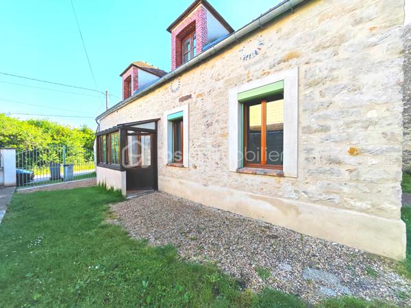 Maison à découvrir à Villmaréchal, dans un environnement calme et paisible. Située à seulement 15 minutes de Moret Loing et Orvanne, cette maison offre un cadre de vie agréable et serein.
Aucun travaux à prévoir, édifiée sur un terrain clos sans vis-à-vis de 300m2, vous n’avez plus qu’à poser vos valises et profiter immédiatement des lieux. 

Au rdv: 
Cuisine salle à manger de 30m2, un Séjour de 23m2, un cellier buanderie de 7m2, une salle de douche et WC. 
Garage de 19m2 + mezzanine.

À l'étage:
Une suite parentale avec baignoire WC et vasque.
2 chambres.

Nichée dans un secteur recherché pour sa tranquillité, elle séduira les personnes en quête de confort, de nature et de qualité de vie.
Une opportunité idéale pour profiter d’un quotidien au calme, dans un cadre préservé.